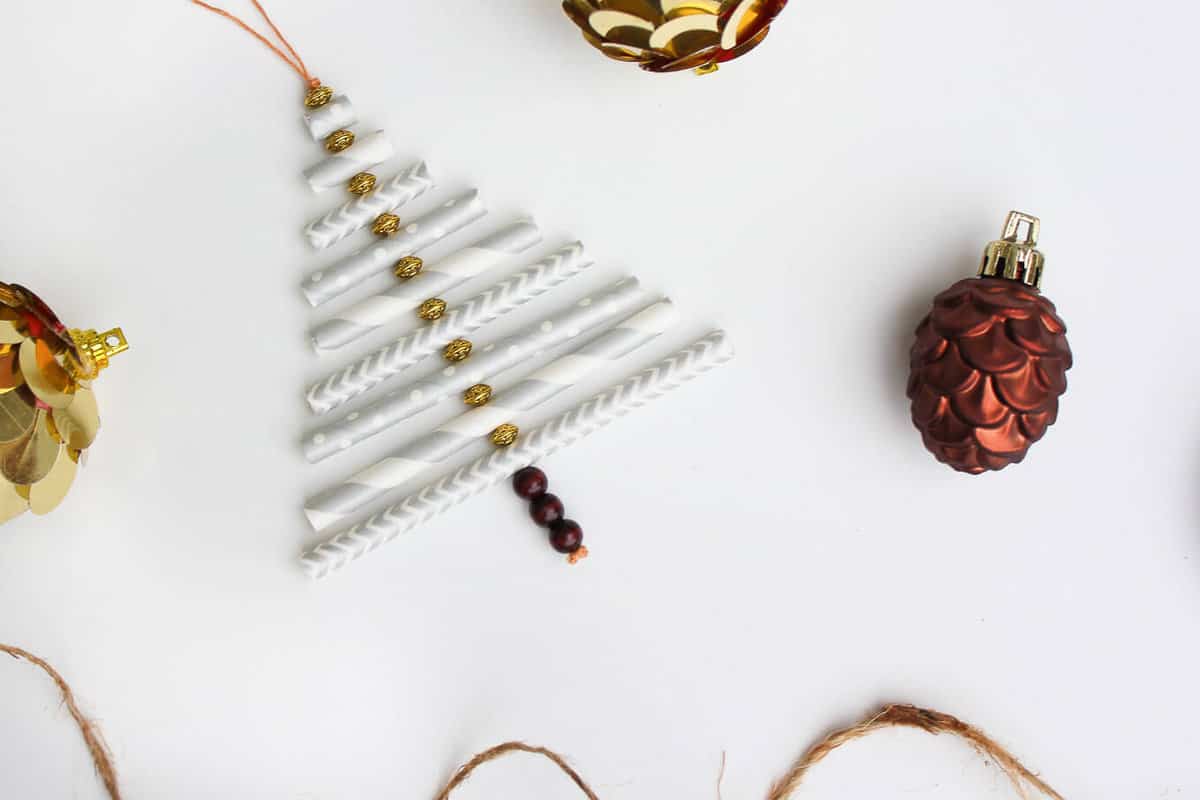 How to make stunning DIY Christmas ornaments from paper straws. Super easy and cheap craft idea for both kids and adults. The result is both charming and sophisticated. Click to view full tutorial!