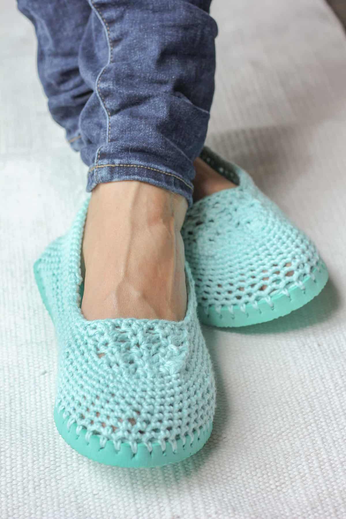 Cotton yarn and a flip flop sole make this free crochet slippers pattern perfect for warmer weather. Click to get the full pattern. | MakeAndDoCrew.com