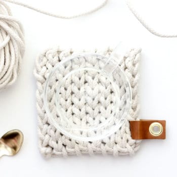 Add a handmade touch to your purchased gifts with this modern crochet trivet made from rope clothesline! Perfect DIY hostess gift.
