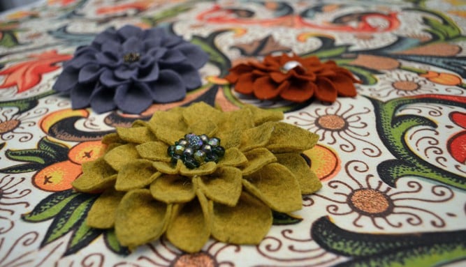 TUTORIAL: DIY Felt Flowers - makeanddogirl.com