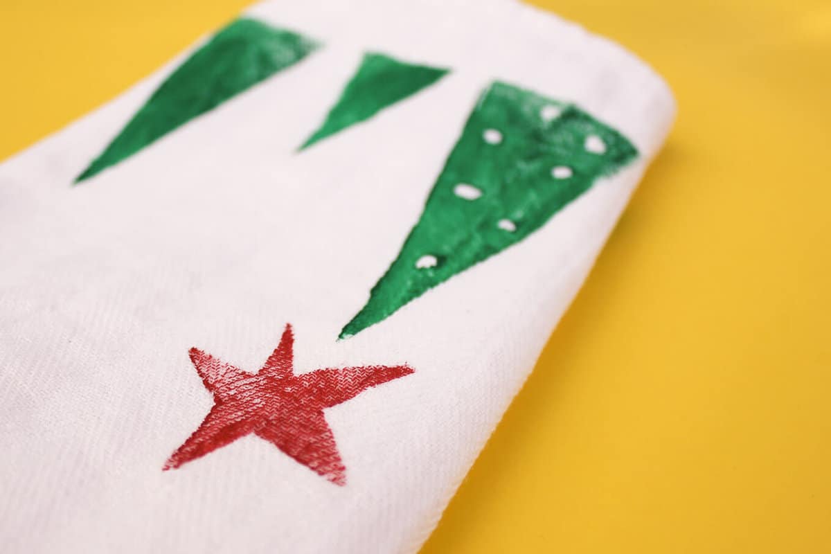 https://makeanddocrew.com/wp-content/uploads/2015/12/DIY-Christmas-gift-idea-tea-towels-12.jpg