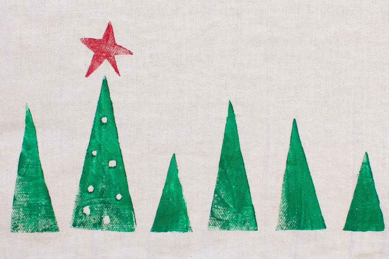 https://makeanddocrew.com/wp-content/uploads/2015/12/DIY-Christmas-gift-idea-tea-towels-13.jpg