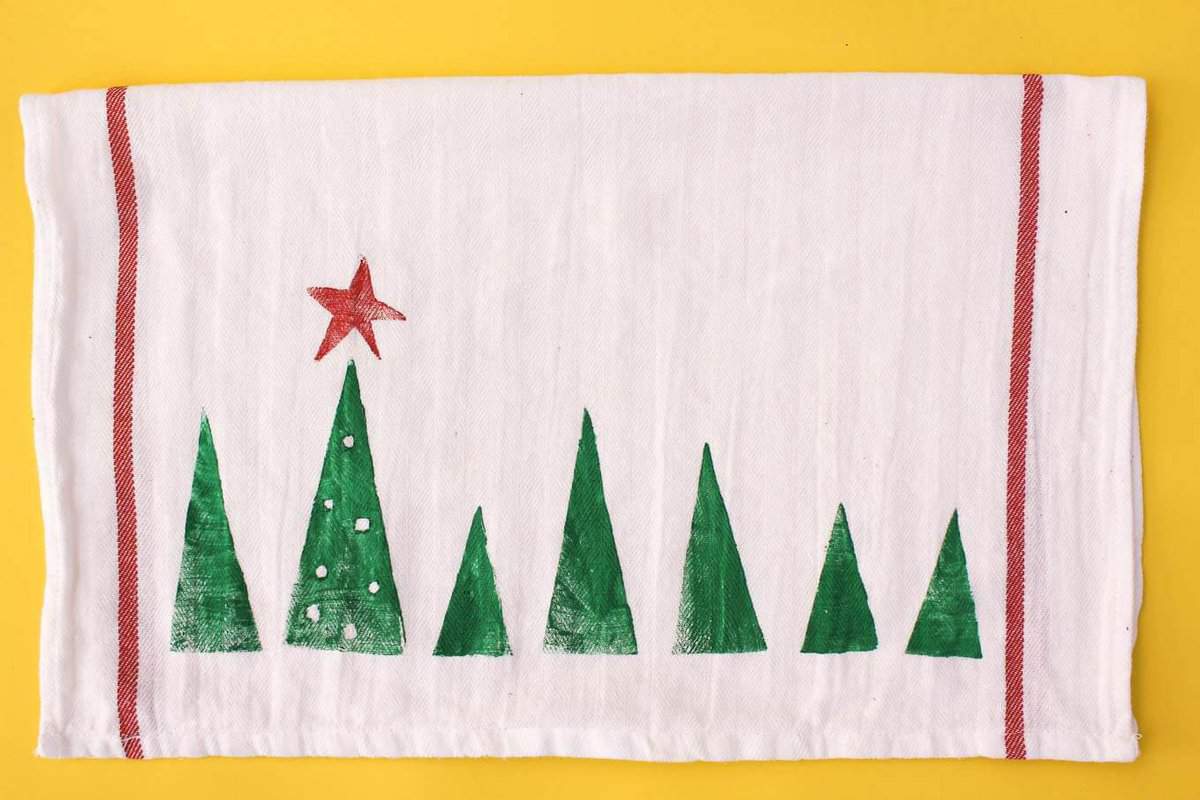 https://makeanddocrew.com/wp-content/uploads/2015/12/DIY-Christmas-gift-idea-tea-towels-2.jpg