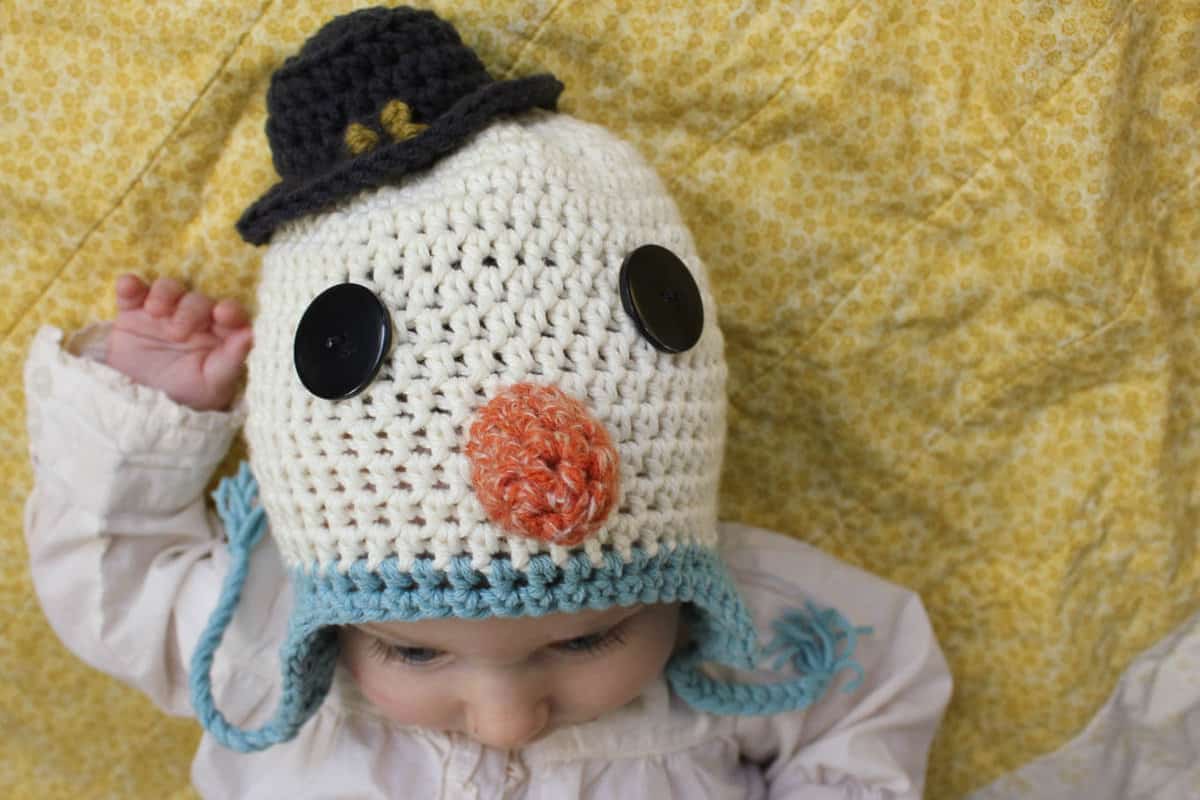 Free beginner snowman crochet hat pattern. Sizes include newborn, infant (baby) and toddler. So much cuteness! Click to view free pattern. 