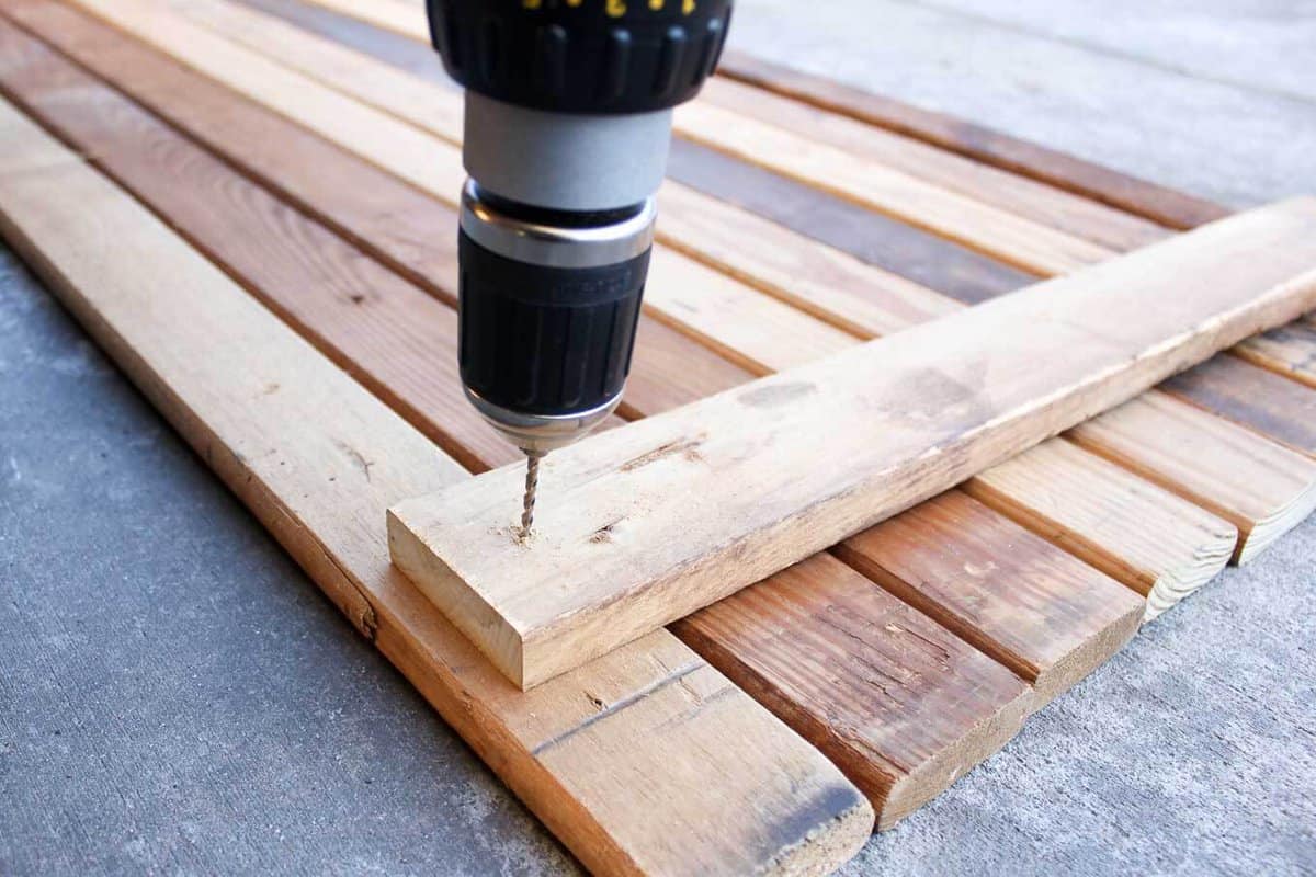 Instructions for how to build a double-sided DIY photography background out of reclaimed wood or new lumber. Perfect backdrop for blog photos, a wedding photo booth and Instagram or Etsy shots. Click for the full tutorial. | MakeAndDoCrew.com