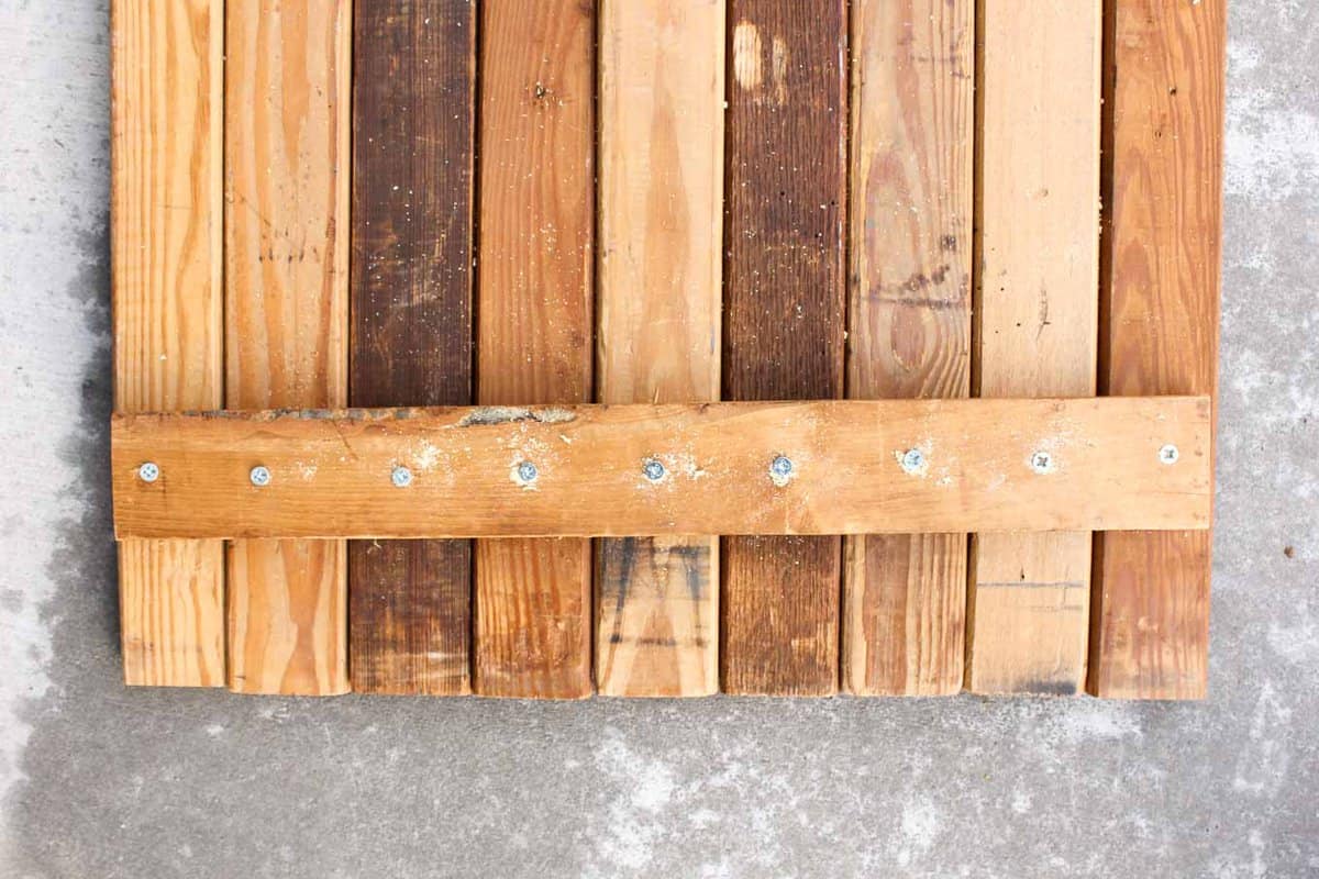 Instructions for how to build a double-sided DIY photography background out of reclaimed wood or new lumber. Perfect backdrop for blog photos, a wedding photo booth and Instagram or Etsy shots. Click for the full tutorial. | MakeAndDoCrew.com