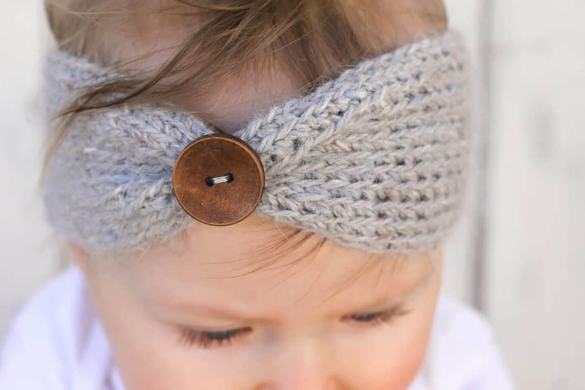 Free crochet headband pattern! Sizes include, newborn, 3-6 months (baby), 6-12 months, toddler/preschooler, child, and teen/adult. Very quick DIY gift idea for a baby shower, Christmas or winter birthday. Click for free pattern. | MakeAndDoCrew.com