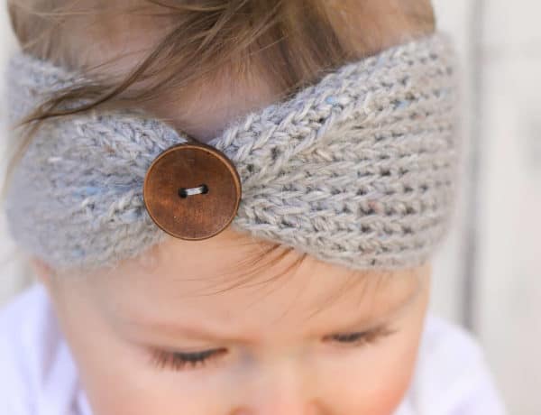 Free crochet headband pattern! Sizes include, newborn, 3-6 months (baby), 6-12 months, toddler/preschooler, child, and teen/adult. Very quick DIY gift idea for a baby shower, Christmas or winter birthday. Click for free pattern. | MakeAndDoCrew.com