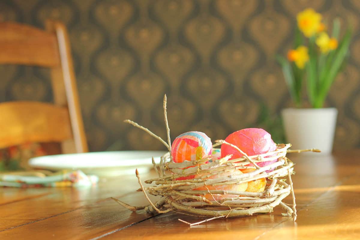 Verleihen Sie Ihrem Frühlingsdekor mit einem DIY-Vogelnest aus gefundenen Zweigen und Zweigen etwas organische Textur und Charme. Diese Bastelidee ist schnell zu machen und praktisch kostenlos! Klicken Sie für eine Schritt-für-Schritt-Anleitung. / MakeAndDoCrew.kom