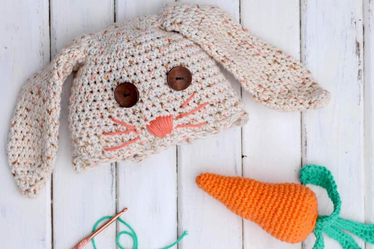 Ce chapeau lapin au crochet et ce jouet carotte font une excellente idée de cadeau de douche de bébé DIY ou une surprise de Pâques ! | MakeAndDoCrew.com