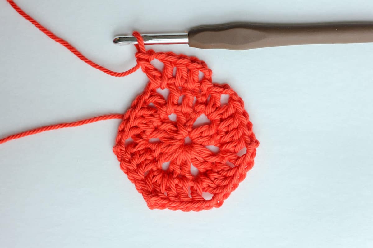 Step by step tutorial on how to crochet a hexagon. Lots of photos! This pattern can be used to make any size hexagon for pillows, rugs, patchwork afghans or even clothes. | MakeAndDoCrew.com