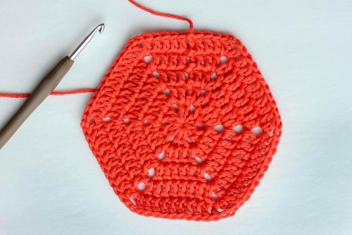 Free basic crochet hexagon pattern. Super clear step-by-step photo tutorial. This pattern can be used to make any size hexagon for pillows, rugs, patchwork afghans or even clothes. | MakeAndDoCrew.com