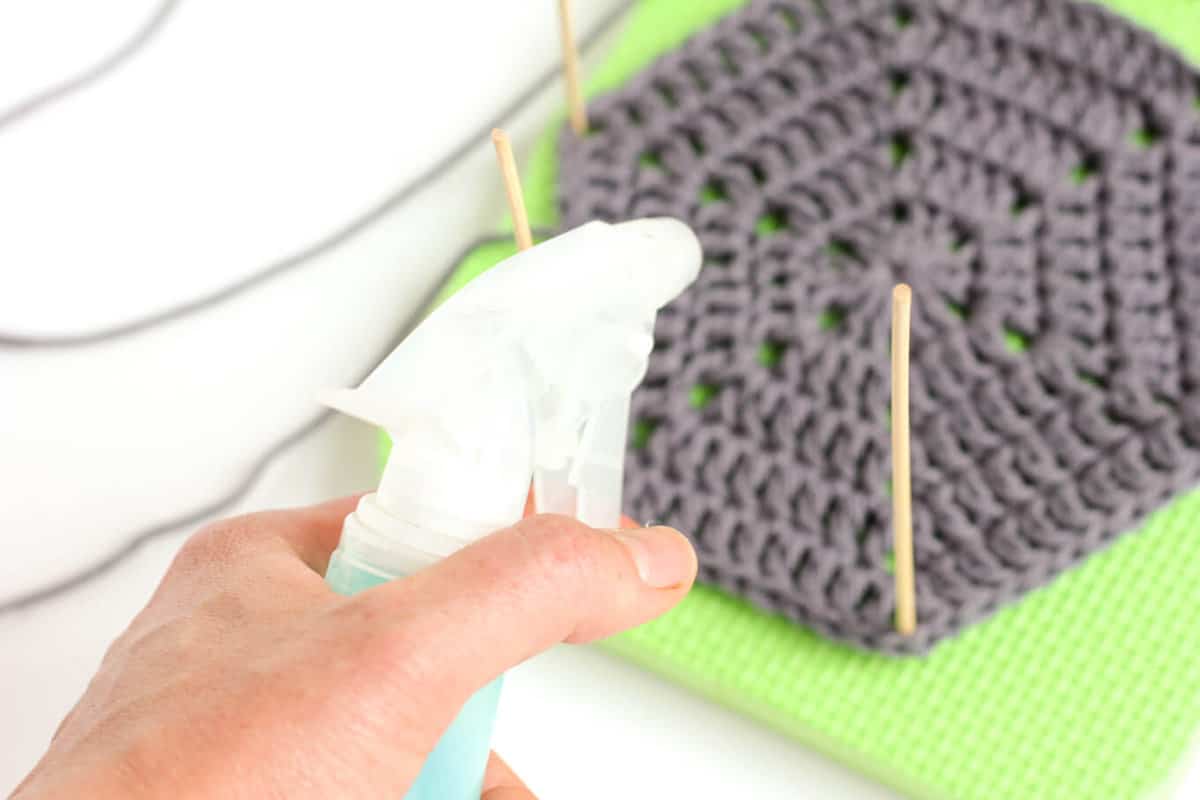 There are different ways to utilize a blocking board for #grannysquare