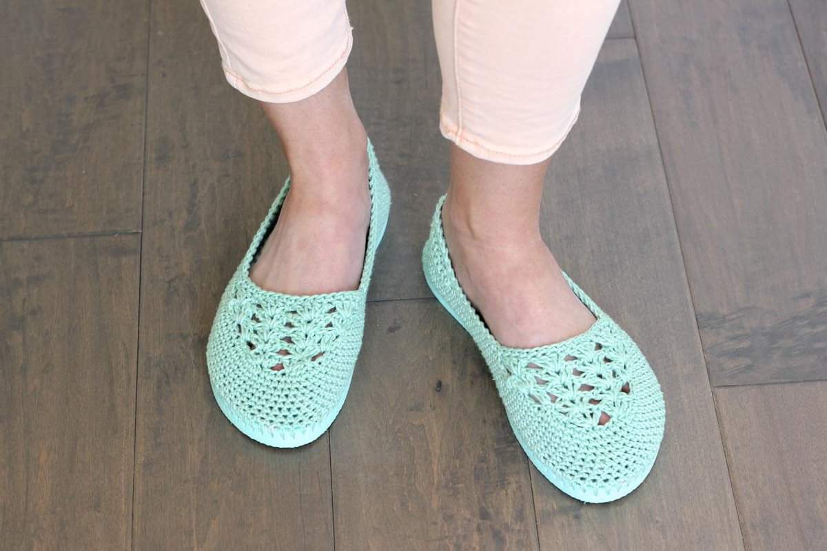 Fun! Cotton yarn and a rubber sole make this free crochet slippers with flip flop soles pattern perfect for wearing around the house (or even outside as shoes!) Free crochet pattern and video tutorial using Lion Brand 24/7 Cotton in "Mint"! 