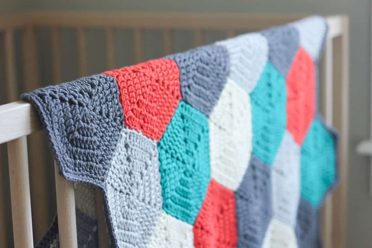 Gratis haakpatroon voor een baby-afghan in genderneutrale kleuren, maar het is ook geschikt voor een jongen of een meisje. Klik hier voor het gratis patroon en de handleiding met foto's. | MakeAndDoCrew.com