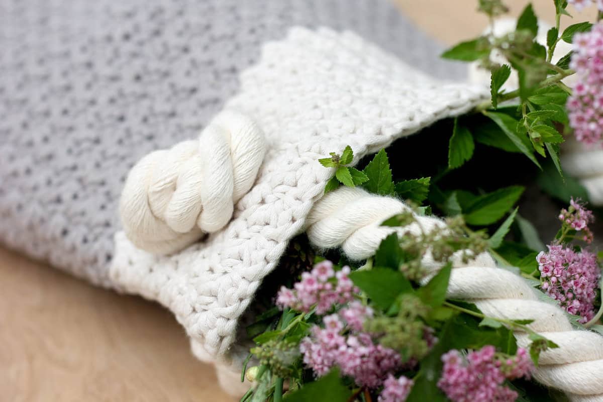 This free crochet bag pattern for beginners is deceptively simple. Neutral colors and a beautiful texture combine in the perfect modern tote or oversized purse. Click for the full "Suzette" stitch tutorial and free bag pattern. | MakeAndDoCrew.com