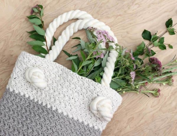 This free crochet bag pattern for beginners is deceptively simple. Neutral colors and a beautiful texture combine in the perfect modern tote or oversized purse. Click for the full "Suzette" stitch tutorial and free bag pattern. | MakeAndDoCrew.com