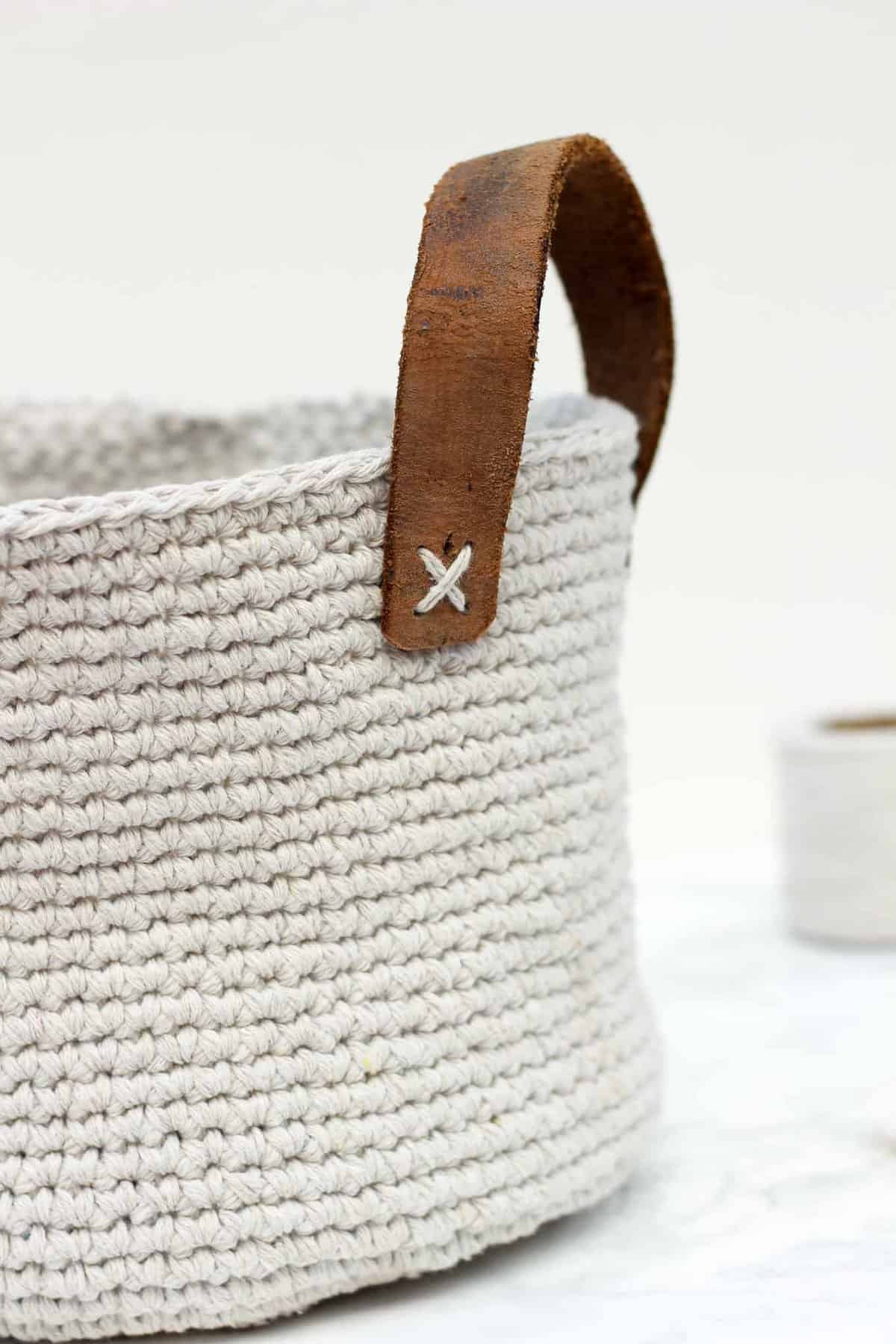 how to crochet a modern basket with kitchen / butcher twine