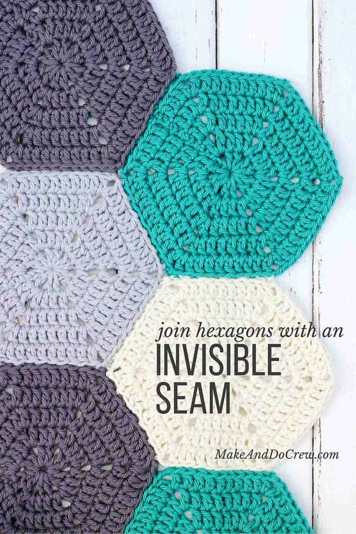  Ce tutoriel photo vous montrera comment joindre des hexagones au crochet avec une technique qui se traduit par une couture invisible. Idéal pour coudre des hexagones ensemble pour un afghan, mais peut également fonctionner pour des carrés de mamie ou d'autres pièces au crochet. | MakeAndDoCrew.com