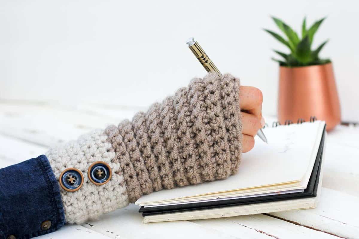 If you’ve ever wanted to learn how to crochet, even if you’ve never picked up a hook, this beginner video course is for you! Learn all the fundamentals of crochet while making a modern and cozy pair of fingerless mitts.