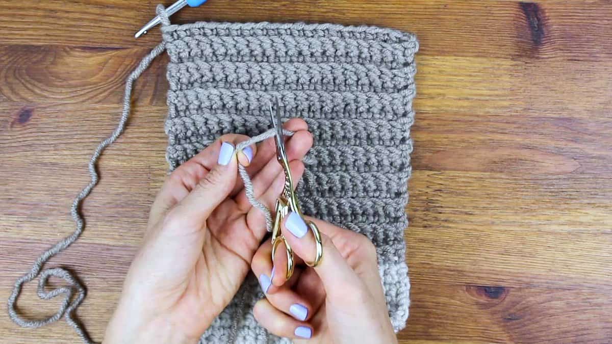 If you’ve ever wanted to learn how to crochet, even if you’ve never picked up a hook, this beginner video course is for you! Learn all the fundamentals of crochet while making a modern and cozy pair of fingerless mitts.
