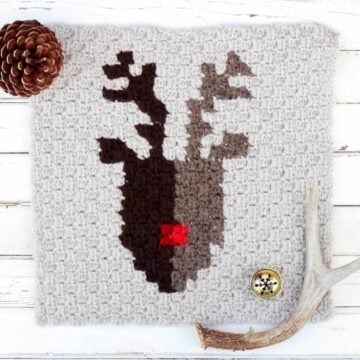 This free pattern for a corner to corner crochet reindeer graph is perfect as part of a Christmas afghan, but also works on its own as a festive pillow square. Make this modern crochet graphgan for your family to enjoy this Christmas!