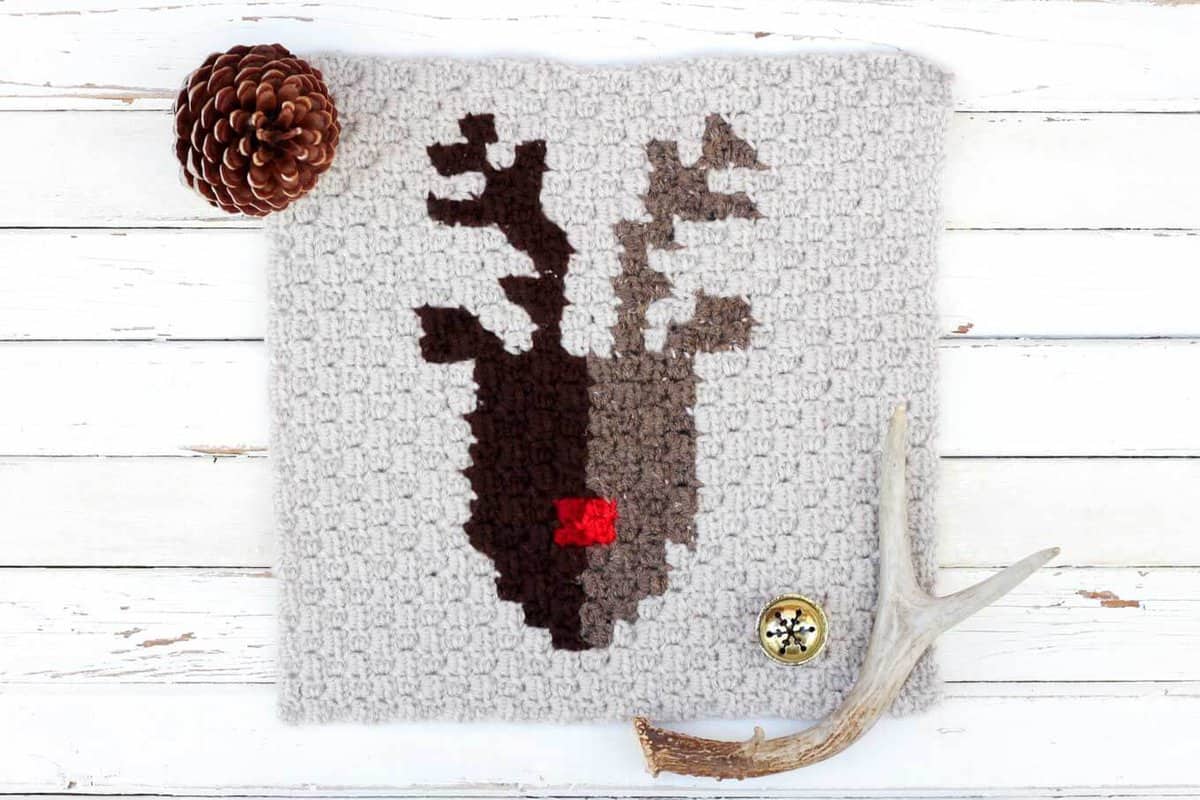 This free pattern for a corner to corner crochet reindeer graph is perfect as part of a Christmas afghan, but also works on its own as a festive pillow square. Make this modern crochet graphgan for your family to enjoy this Christmas!