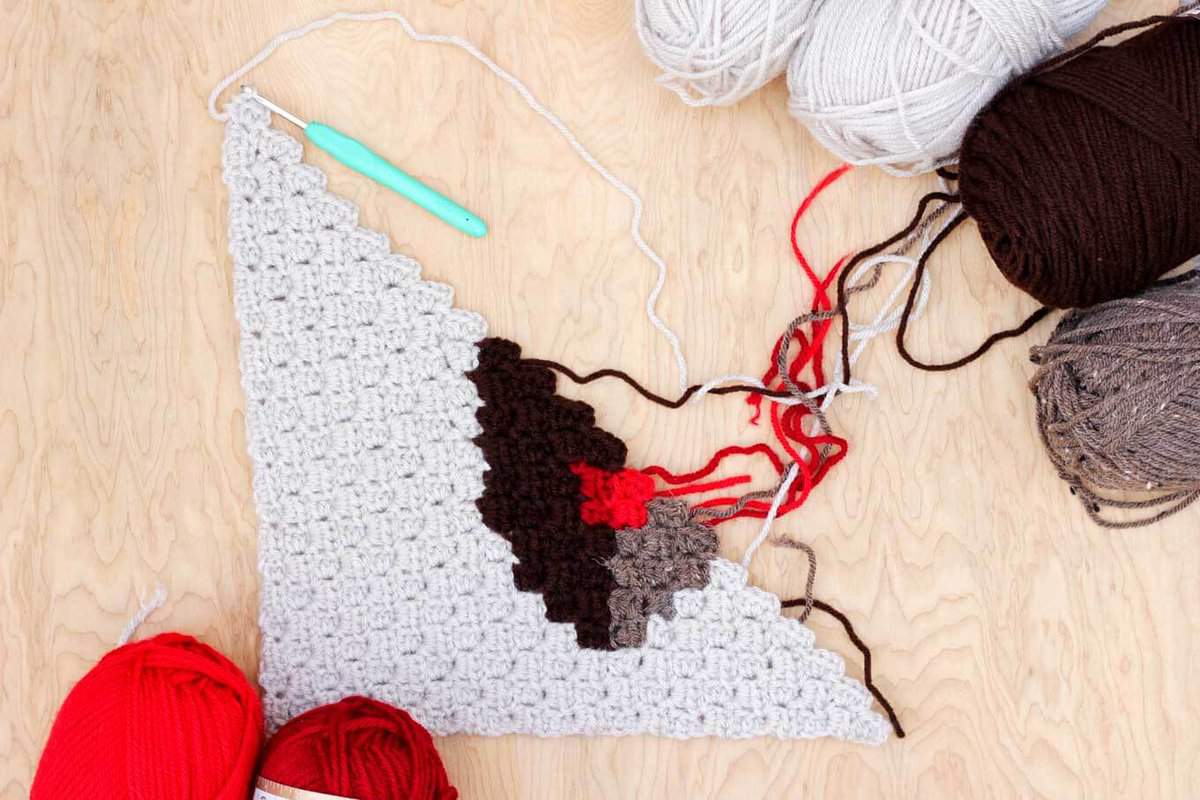 This free pattern for a corner to corner crochet reindeer graph is perfect as part of a Christmas afghan, but also works on its own as a festive pillow square. Make this modern crochet graphgan for your family to enjoy this Christmas!