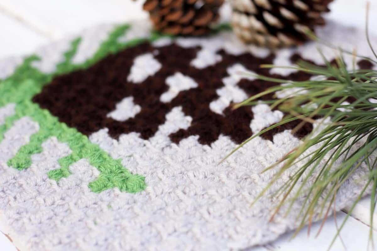 This free c2c crochet pinecone pattern makes a graphic, modern pillow or afghan square. Crochet several for cozy, rustic winter afghan or check out the rest of the Christmas corner-to-corner patterns to make a sampler afghan. Make with Lion Brand Vanna's Choice in coffee, kelly green, fern and ivory.