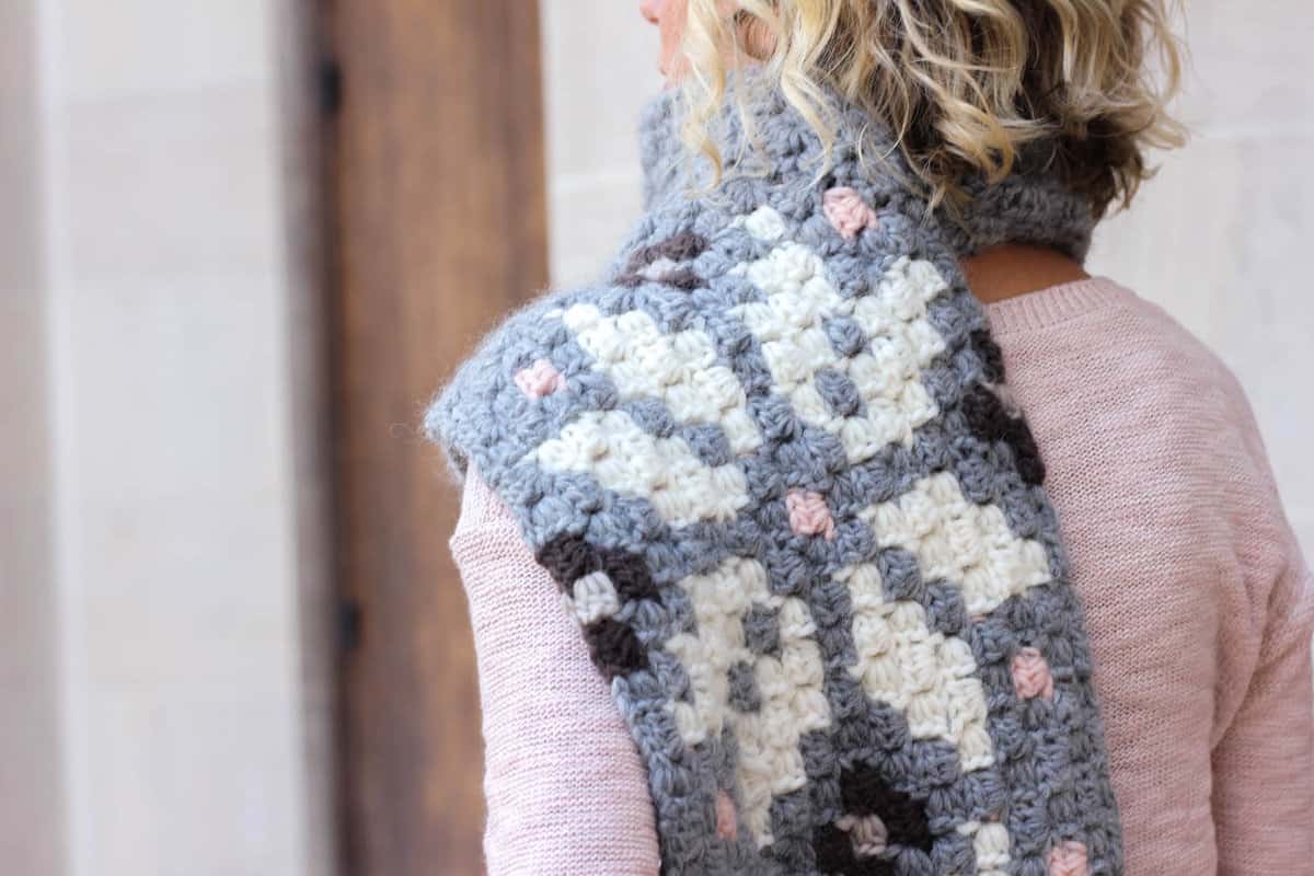 How to make a nordic snowflake pattern in a crochet super scarf. 