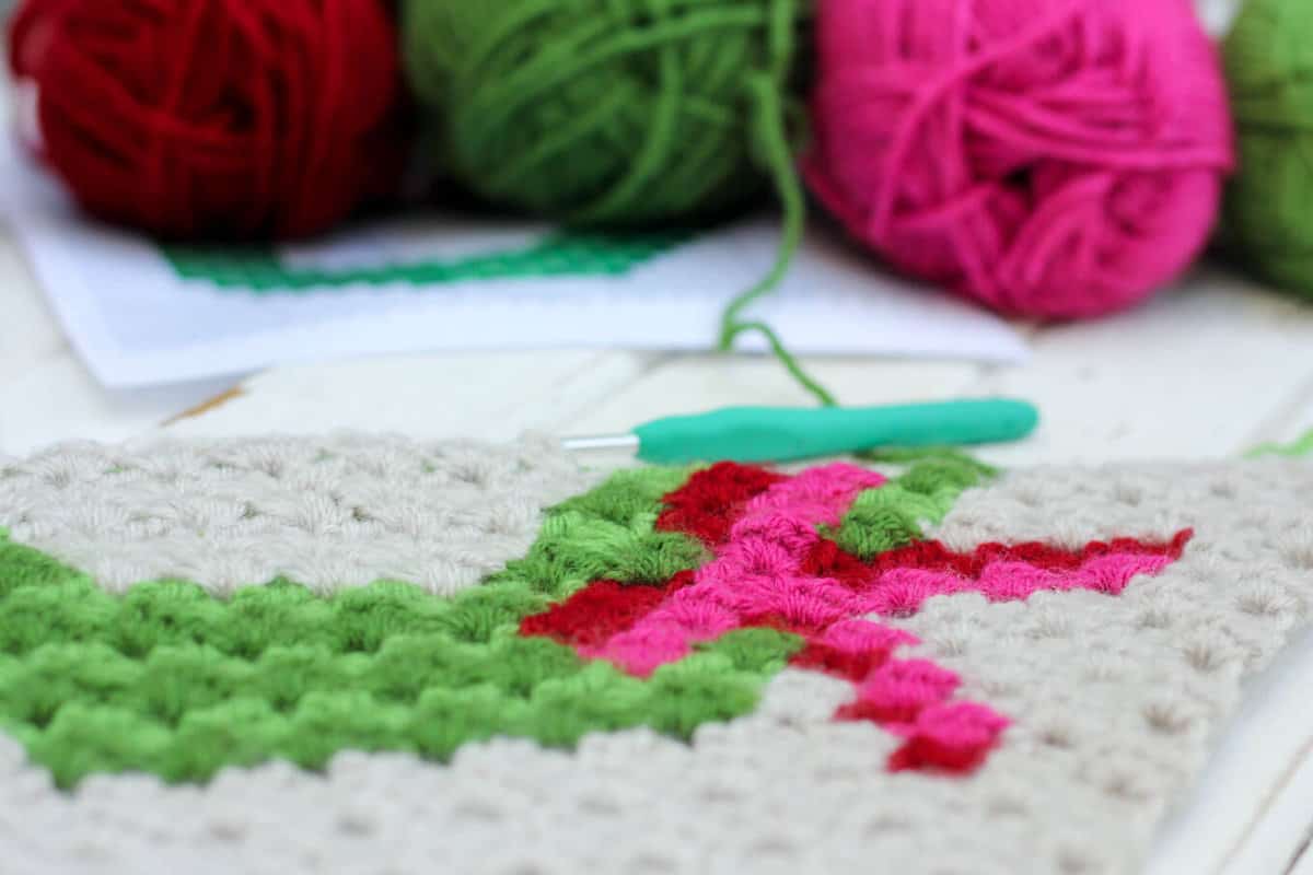 The final corner to corner Christmas crochet pattern in this nine square series is a modern, monochromatic holiday wreath. Crochet all the squares for a festive Christmas c2c crochet afghan or choose your favorites to make throw pillows! Made with Lion Brand Vanna's Choice in "Kelly Green," "Fern," "Scarlet," "Cranberry" and "Linen."