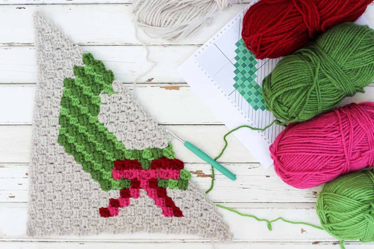 The final corner to corner Christmas crochet pattern in this nine square series is a modern, monochromatic holiday wreath. Crochet all the squares for a festive Christmas c2c crochet afghan or choose your favorites to make throw pillows! Made with Lion Brand Vanna's Choice in "Kelly Green," "Fern," "Scarlet," "Cranberry" and "Linen."