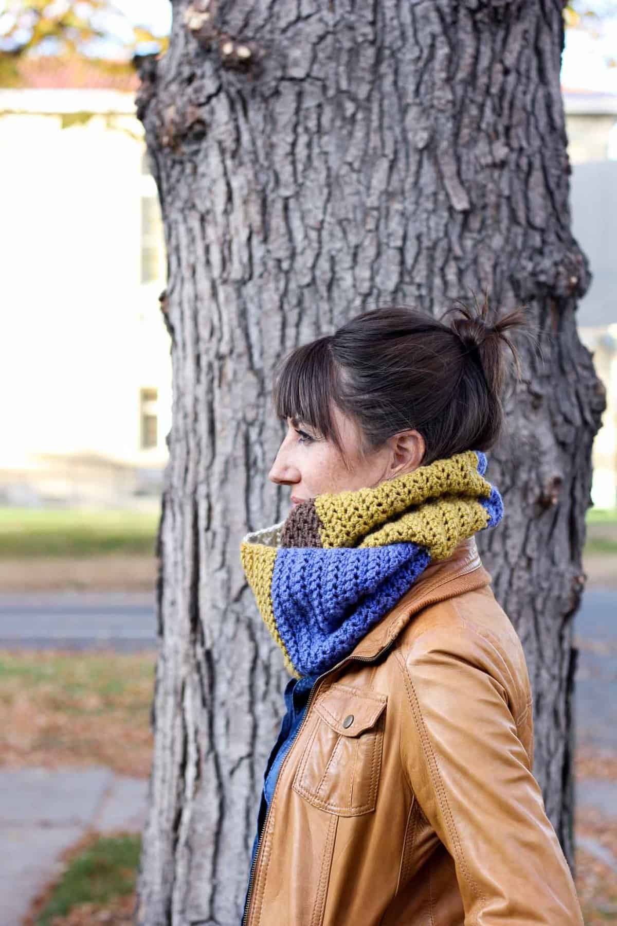 This easy, modern cowl is going to become your go-to accessory for fall and winter! Plus, this Caron Cakes Yarn free crochet pattern is simple to make even if you're not an experienced pattern-reader. Simple one-skein crochet project! Caron Cakes color "Blue Icing."