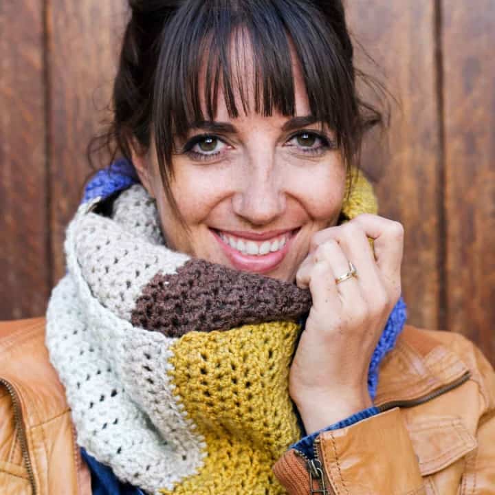 This easy, modern cowl is going to become your go-to accessory for fall and winter! Plus, this Caron Cakes Yarn free crochet pattern is simple to make even if you're not an experienced pattern-reader. Simple one-skein crochet project! Caron Cakes color "Blue Icing."