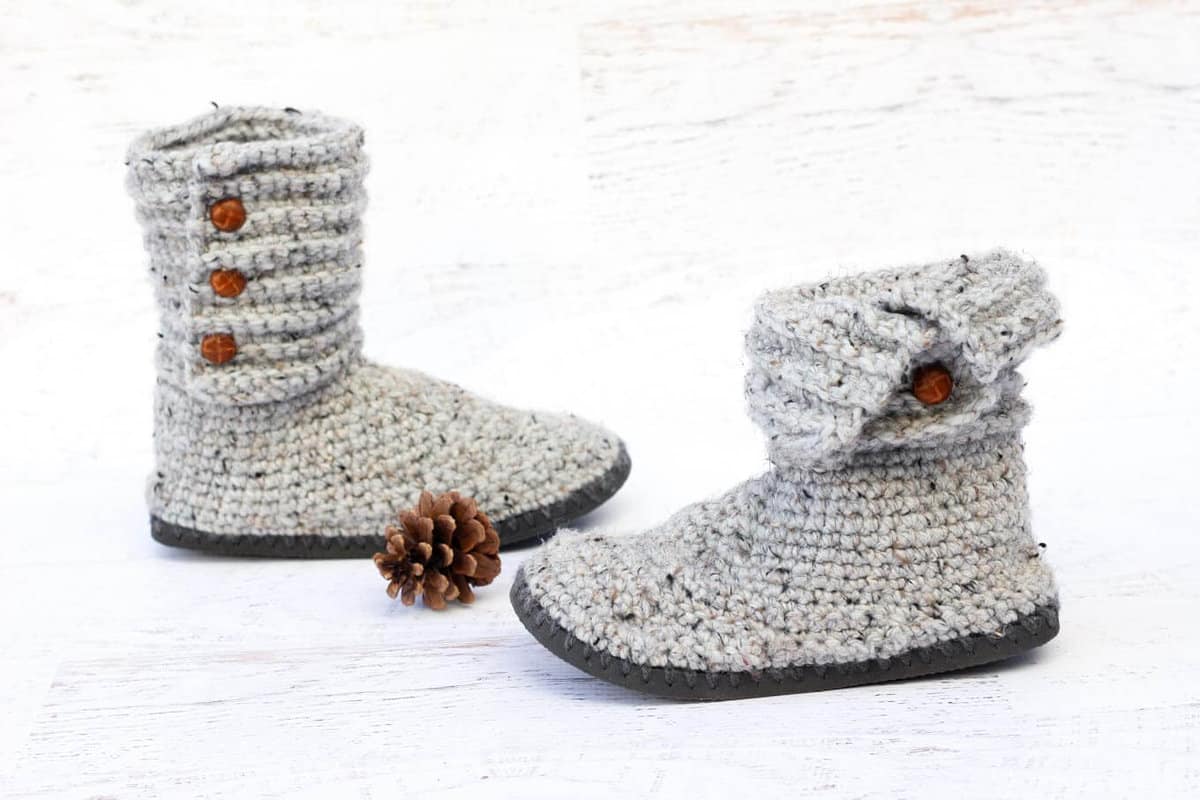 With this free pattern and crochet video tutorial you can make your own look-a-like crochet Uggs! These crochet boots with flip flops for soles make great outdoor shoes or house slippers. Made with Lion Brand Wool Ease Thick and Quick in Grey Marble.