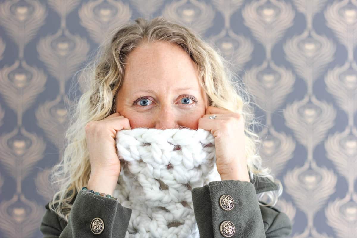 This free chunky cowl pattern works up in a jiffy and feels like a blanket of clouds around your neck! It's a inexpensive one skein crochet project using Loops and Threads Chunky Braid yarn. Makes a great DIY gift idea!