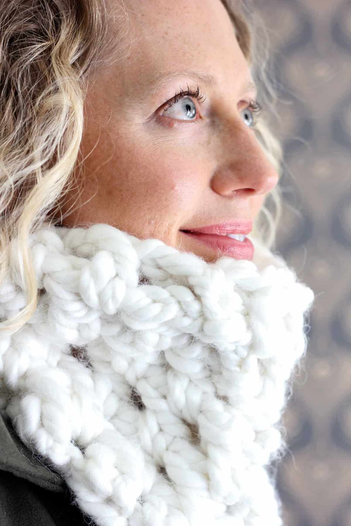 This free chunky cowl pattern works up in a jiffy and feels like a blanket of clouds around your neck! It's a inexpensive one skein crochet project using Loops and Threads Chunky Braid yarn. Makes a great DIY gift idea!