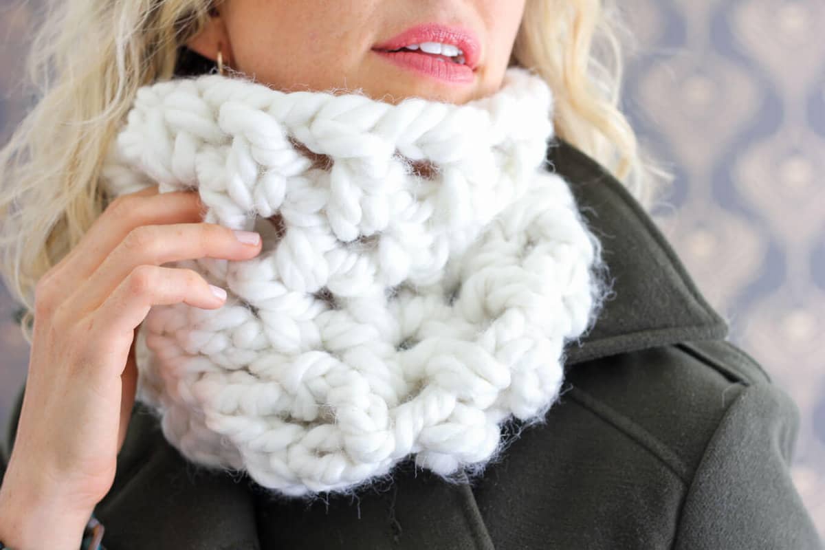 This free chunky cowl pattern works up in a jiffy and feels like a blanket of clouds around your neck! It's a inexpensive one skein crochet project using Loops and Threads Chunky Braid yarn. Makes a great DIY gift idea!