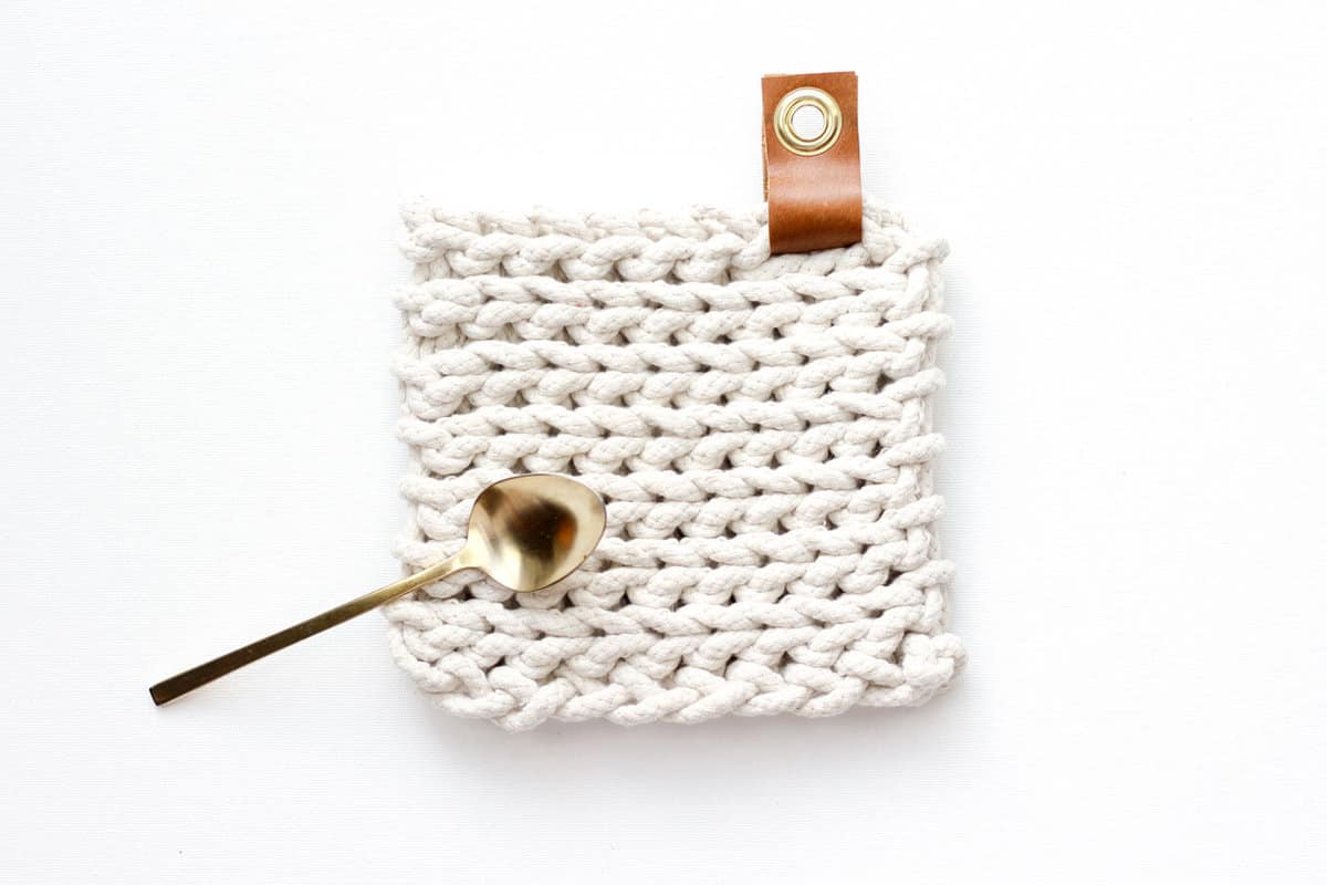 Add a handmade touch to your purchased gifts with this modern crochet trivet made from rope clothesline! Perfect DIY hostess gift.