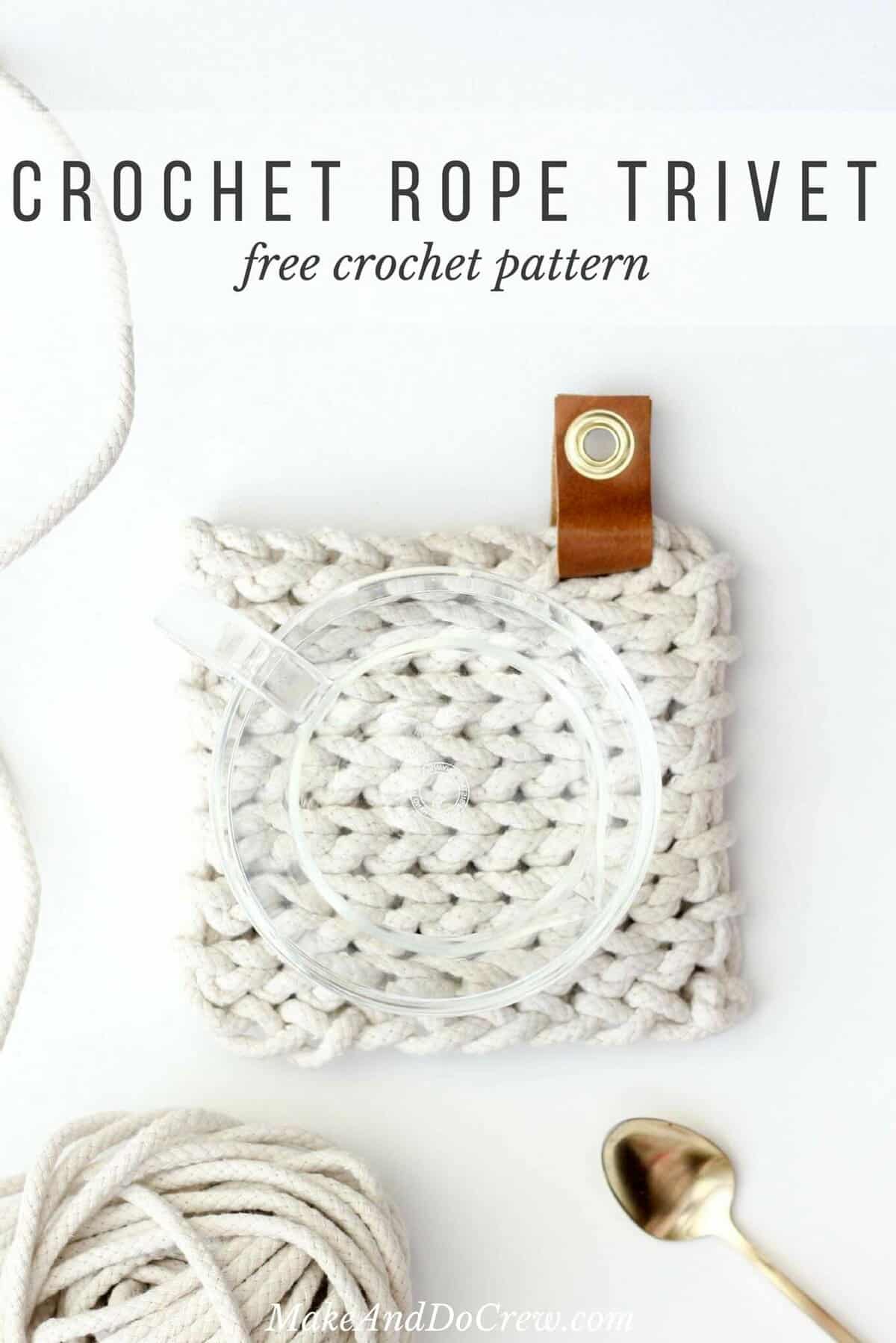 Add a handmade touch to your purchased gifts with this modern crochet trivet made from rope clothesline! Perfect DIY hostess gift.