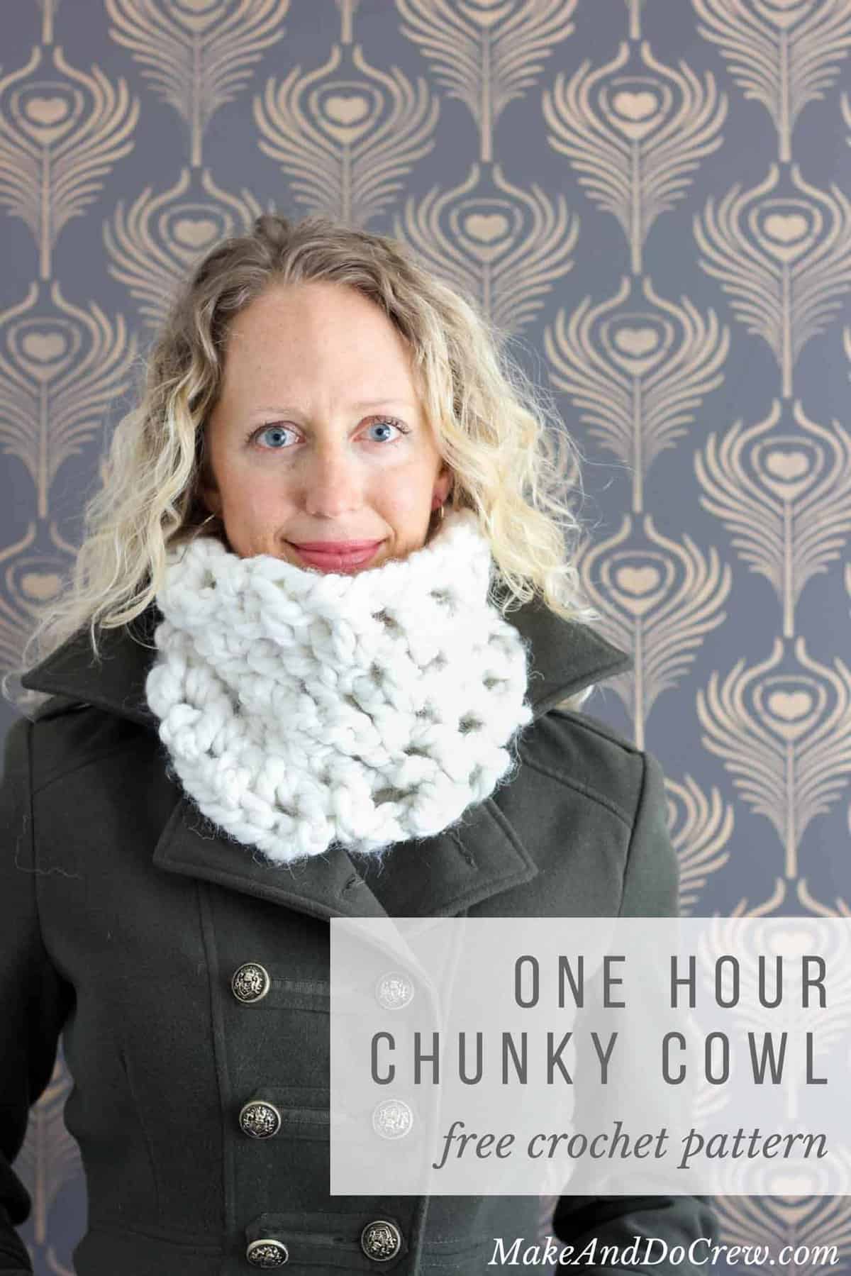 This free chunky cowl pattern works up in a jiffy and feels like a blanket of clouds around your neck! It's a inexpensive one skein crochet project using Loops and Threads Chunky Braid yarn. Makes a great DIY gift idea!