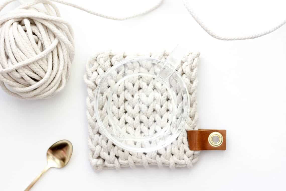Add a handmade touch to your purchased gifts with this modern crochet trivet made from rope clothesline! Perfect DIY hostess gift.