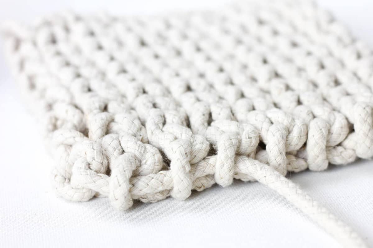 Add a handmade touch to your purchased gifts with this modern crochet trivet made from rope clothesline! Perfect DIY hostess gift.