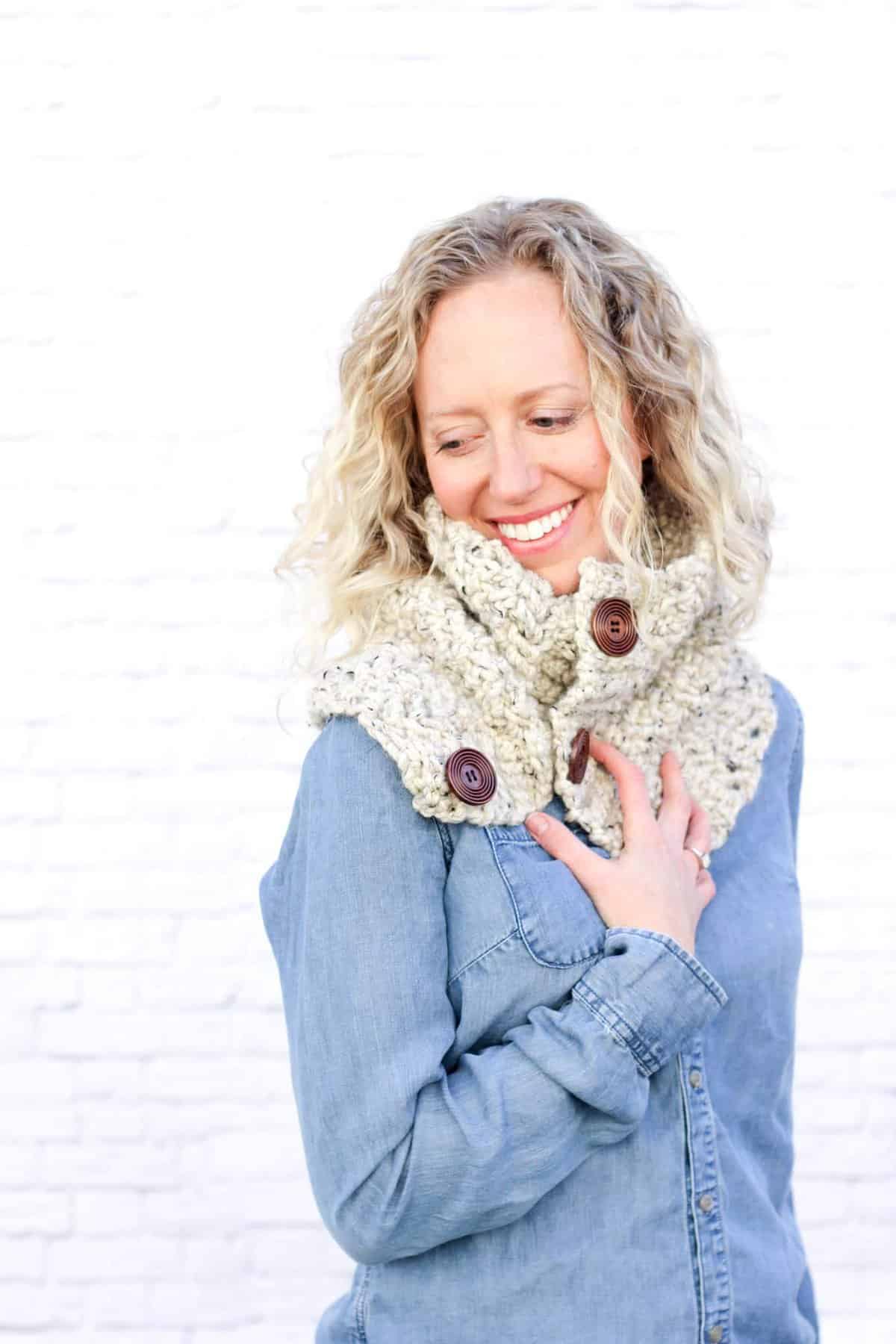 Modern, earthy crochet project for a young woman. Great DIY gift idea using inexpensive yarn. Free crochet cowl pattern!