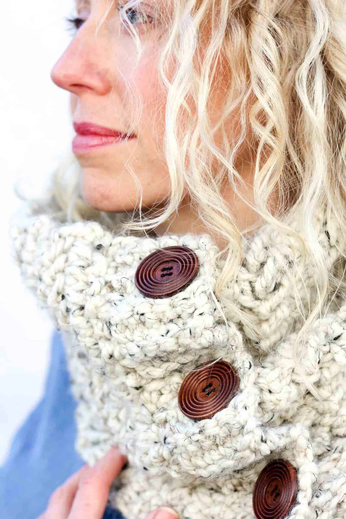 Modern, earthy crochet project for a young woman. Great DIY gift idea using inexpensive yarn. Free crochet cowl pattern!