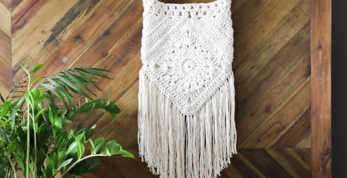 Boho love! This free boho crochet purse pattern is fun to put together and loaded with bohemian charm. Made with Lion Brand Kitchen Cotton in "Vanilla."