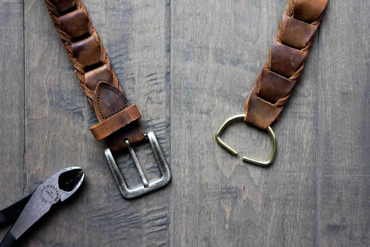 How to add a leather strap to a crochet or knit bag using D-rings. This leather strap is a belt from a thrift store!