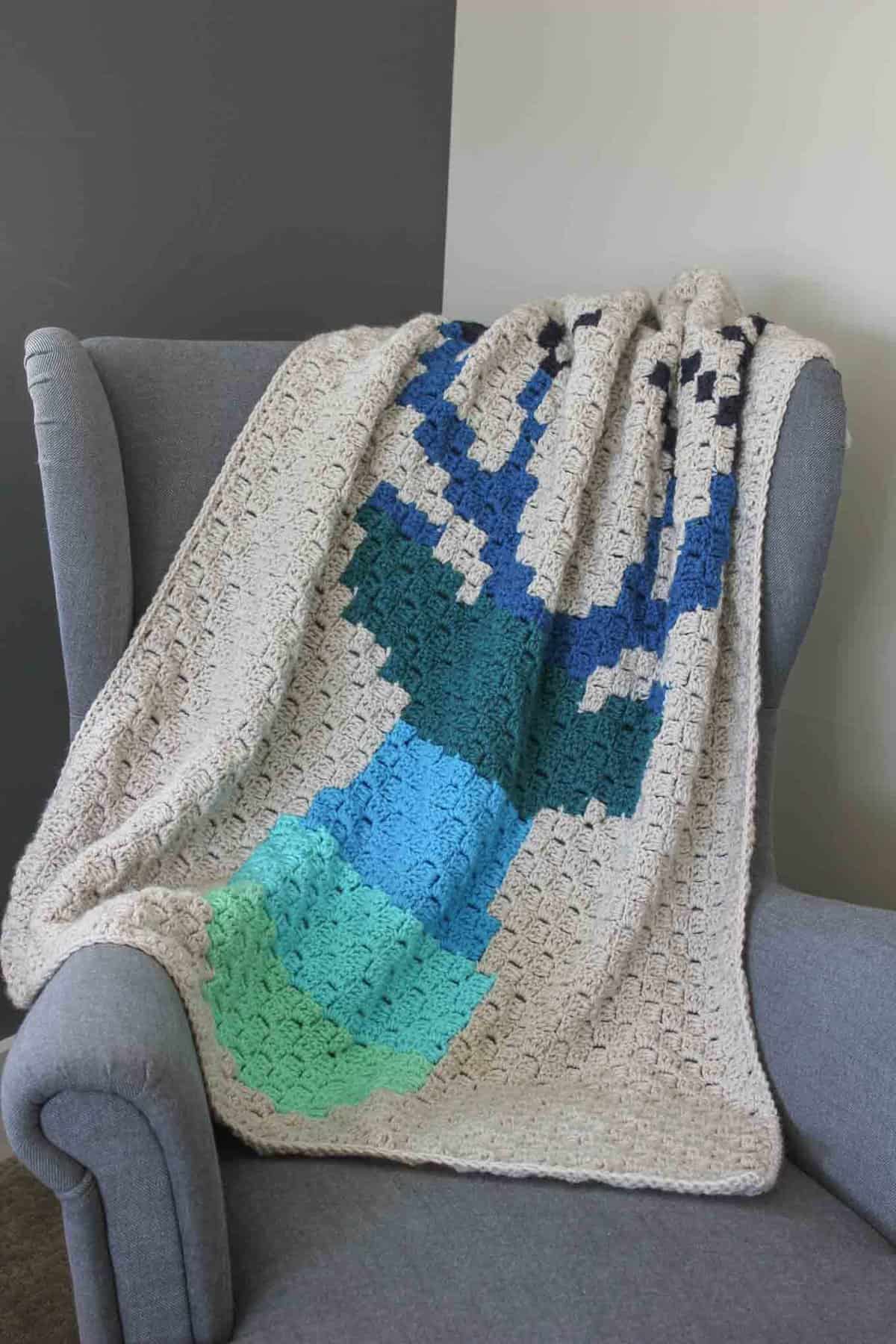 Free deer silhouette crochet afghan pattern. Download the free chart for a baby afghan or larger throw. Great first graphgan project!