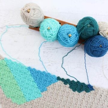 Modular yarn bobbin holder for corner-to-corner crochet (c2c)