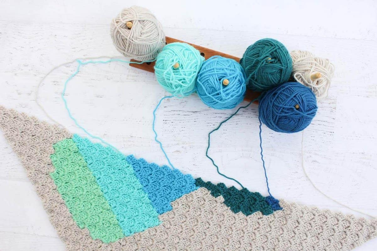 Modular yarn bobbin holder for corner-to-corner crochet (c2c)